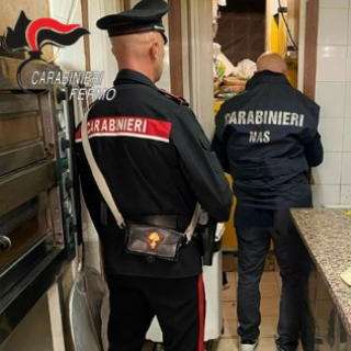Controlli a tappeto a Porto San Giorgio, con i carabinieri Nas: 1500 euro di multe